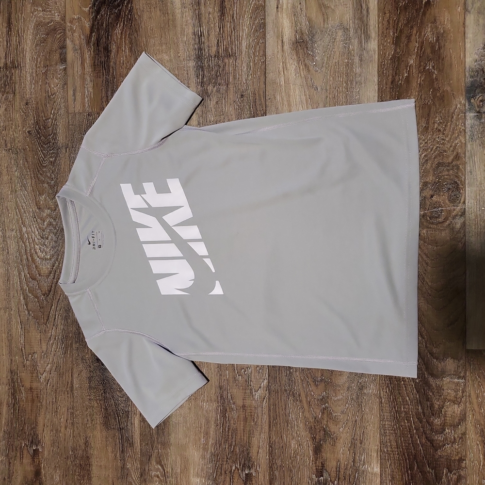 Nike T-shirt - youth medium - play condition
